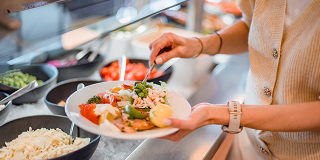 Person selecting food at Buffet Ecker&ouml;