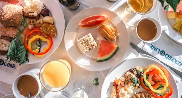 Suolaista ja makeaa sy&ouml;t&auml;v&auml;&auml; aseteltuna lautasille